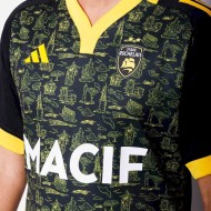 Le maillot réplica noir de cette saison